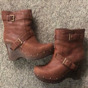 Ugh boots leather and genuine sheepskin.